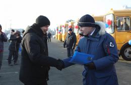 24.12.2021 Олег Кожемяко передал школьные автобусы муниципалитетам.   | Администрация муниципального округа город Партизанск Приморского края Официальный сайт