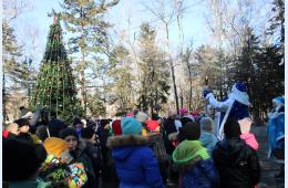 25.12.2024 Новогоднее представление  состоялось у новогодней елки в городском парке | Администрация муниципального округа город Партизанск Приморского края Официальный сайт